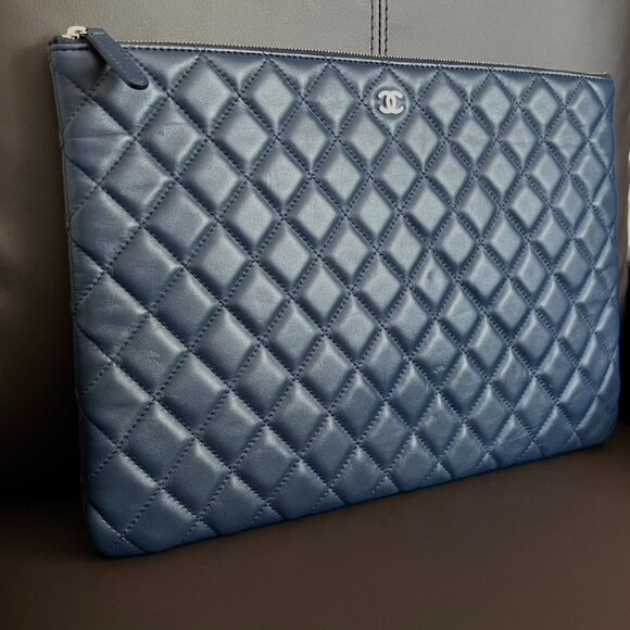 CHANEL Large O Case Clutch Laptop Portfolio in Blue Lambskin - Picture 3 of 15